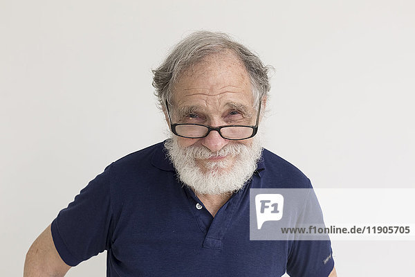Porträt lächelnder älterer kaukasischer Mann mit Bart