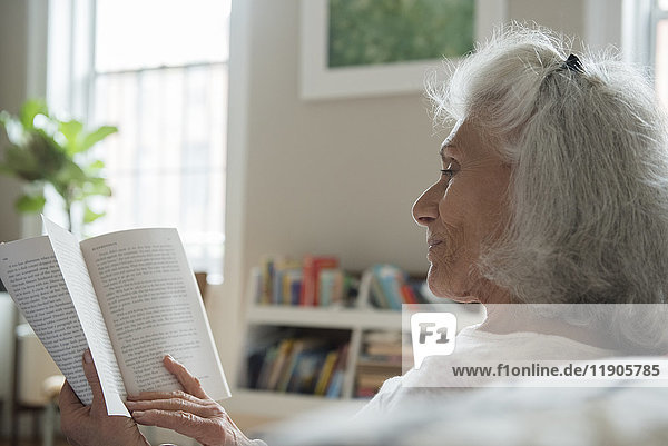 Ältere Frau liest Buch