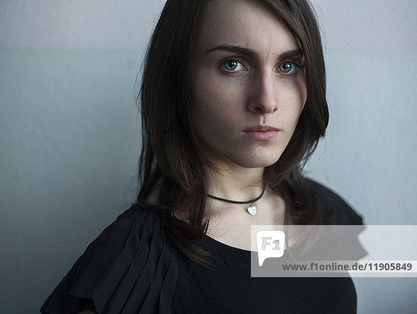 Porträt einer ernsten kaukasischen Frau