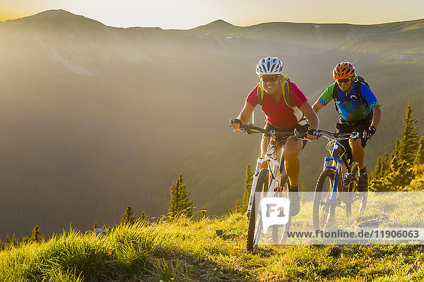 Kaukasisches Paar beim Mountainbiking
