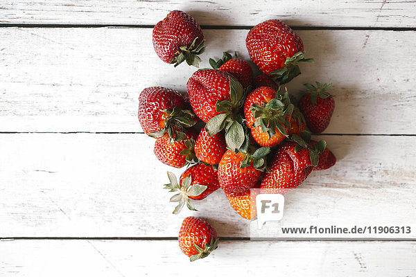 Erdbeeren auf Holztisch