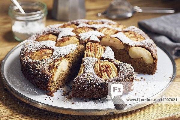 Versunkener Apfelkuchen mit Vollkornmehl und Kokosblütenzucker angeschnitten
