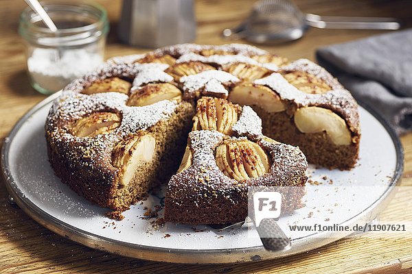 Versunkener Apfelkuchen mit Vollkornmehl und Kokosblütenzucker  in Scheiben geschnitten