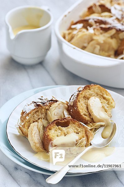 Brotpudding mit Äpfeln und Mandeln  mit Vanillesauce