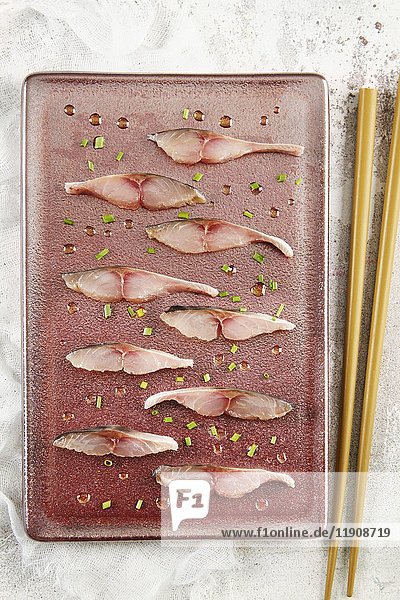 Makrelen-Sashimi auf einer Servierplatte (Ansicht von oben)
