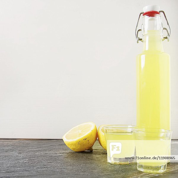Limoncello in einer Flasche und Gläsern