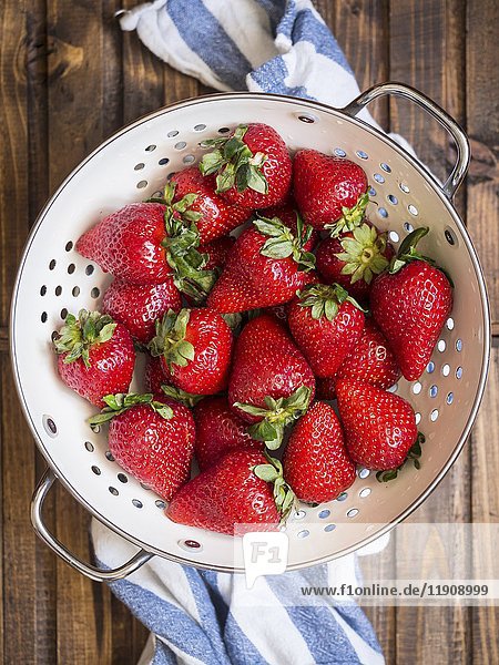 Frische Erdbeeren in einem Emaille-Sieb