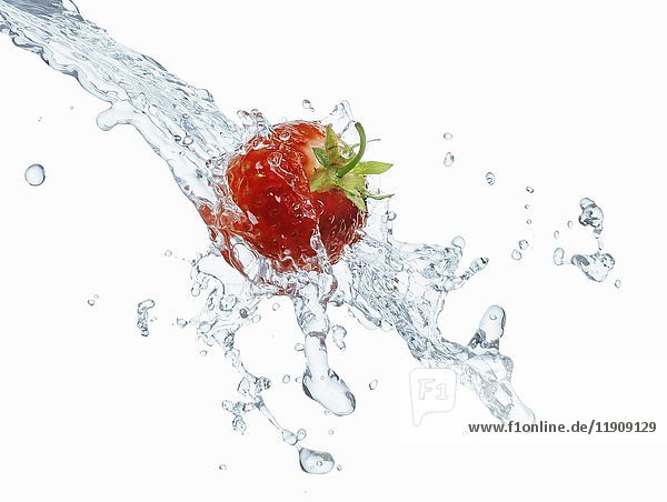 Eine Erdbeere mit einem Spritzer Wasser