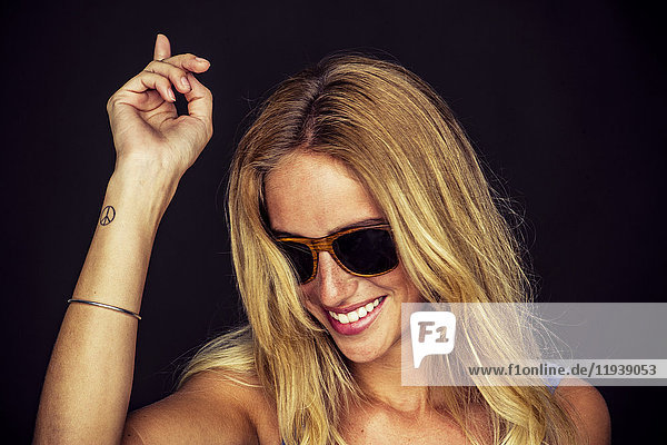 Junge Frau mit Sonnenbrille und Tanz Portrait