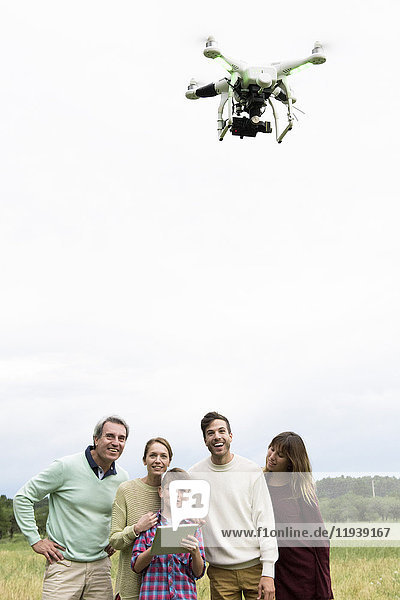 Familie spielt mit der Drohne zusammen