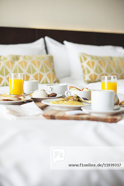 Frühstückstabletts auf dem Bett