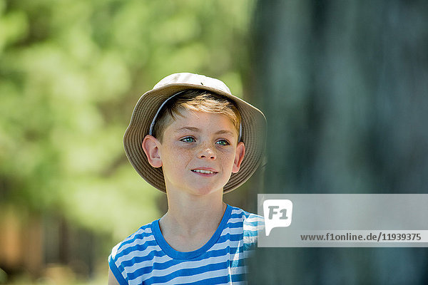 Junge mit Hut im Sommer im Freien  Portrait