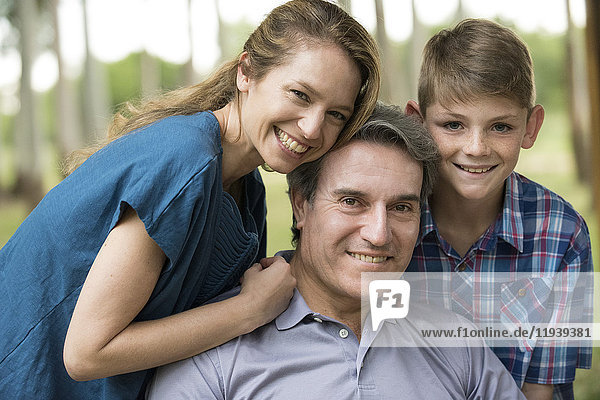 Familie lächelt zusammen  Porträt