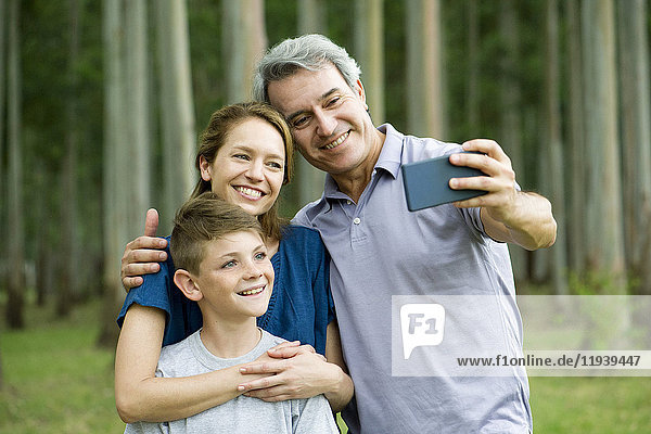 Familie posiert für Selfie