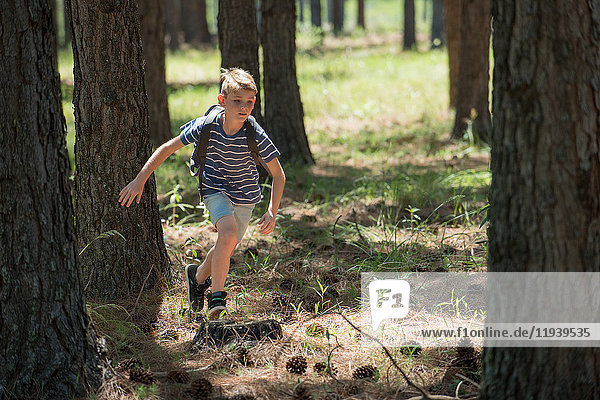 Junge rennt im Wald