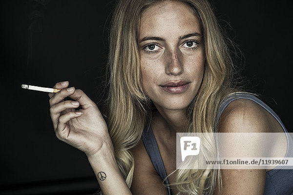 Junge Frau mit Zigarette  Porträt