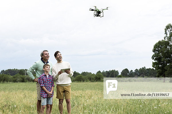 Mehrgenerationen-Familie spielt mit Drohne