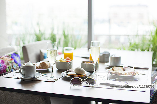 Frühstück und Champagner auf dem Tisch im Cafe