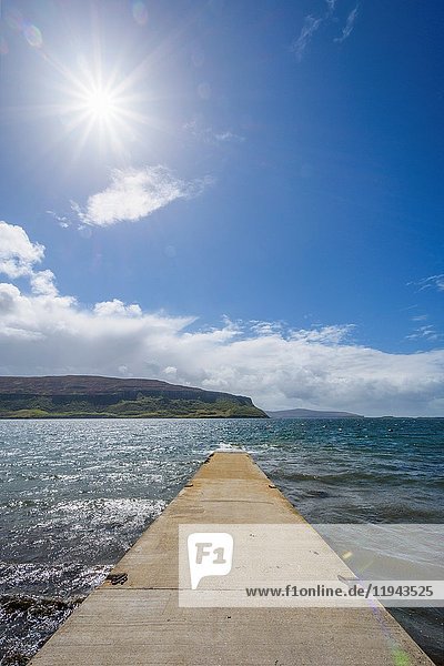 Betonpfeiler am Meer mit Sonne  Isle of Skye  Schottland  Vereinigtes Königreich.