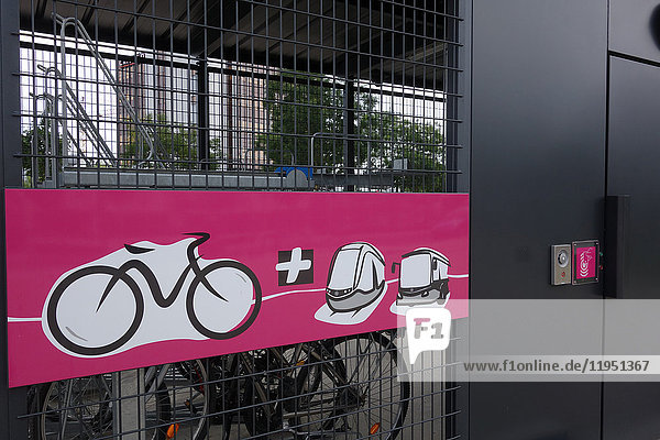 Frankreich Dijon Fahrrad-Parkplatz an Straßenbahnhaltestelle