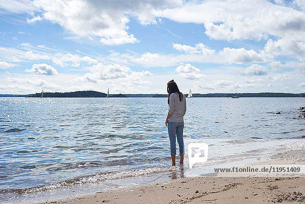 Schweden Insel Grinda Frau am Strand