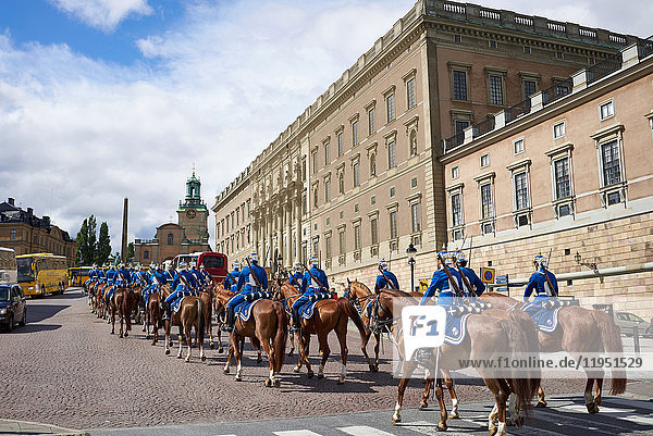 Schweden Stockholm Militärparade am Königsschloss