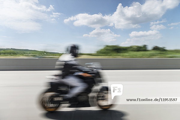 Motorradfahrer auf der Straße
