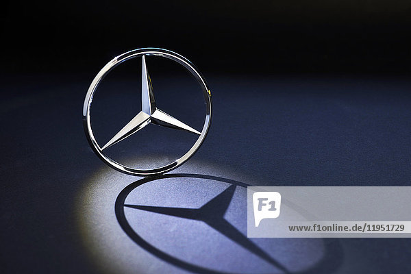 Mercedes-Emblem wirft einen Schatten