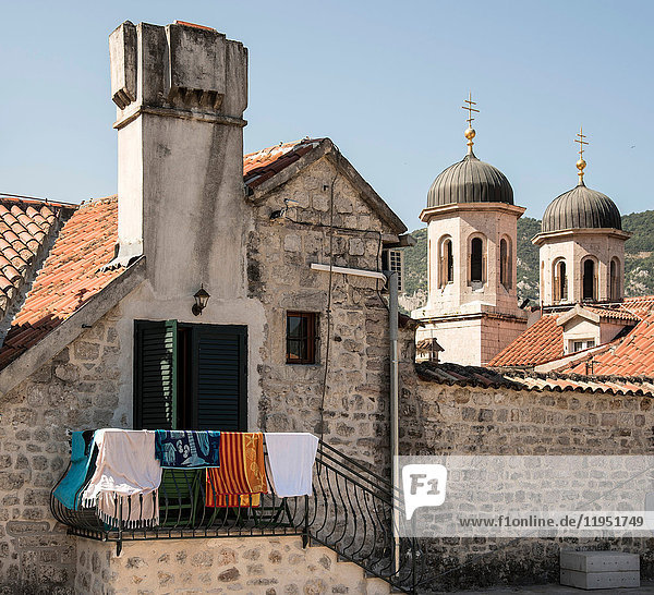 Wäschetrocknung auf dem Balkon eines Steinhauses,  Kotor,  Montenegro,  Europa