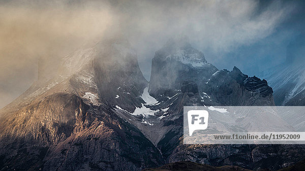 Dramatische Gewitterwolken über Cuernos del Paine  Torres del Paine Nationalpark  Chile