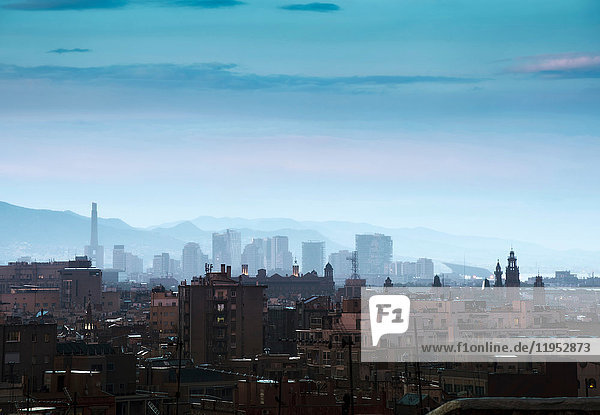 Erhöhtes Stadtbild und dunstige Skyline in der Abenddämmerung  Barcelona  Spanien