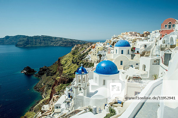 Blick auf Dächer und Meer  Oía  Santorin  Kikladhes  Griechenland