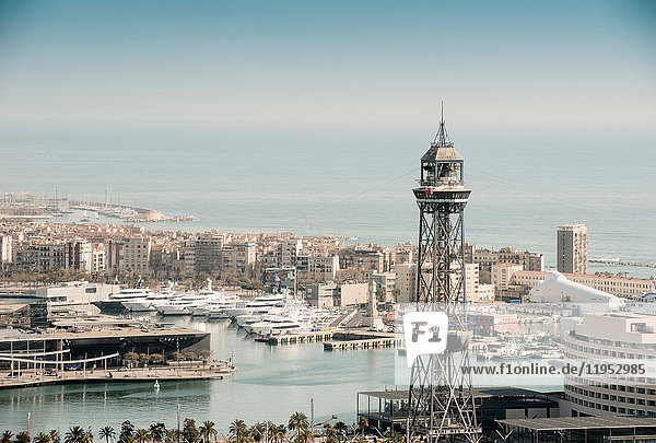 Erhöhte Ansicht des Küstenhafens und der Superyachten  Barcelona  Spanien