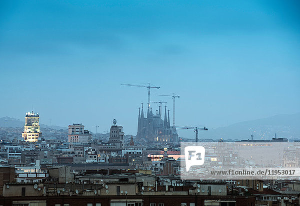 Erhöhter  dunstiger Blick auf das Stadtbild mit La Sagrada Familia und Baukränen  Barcelona  Spanien