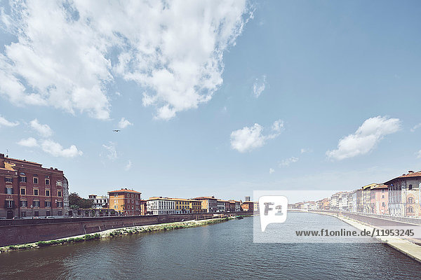 Traditionelle Stadthäuser und Wohnungen am Ufer des Arno  Pisa  Toskana  Italien