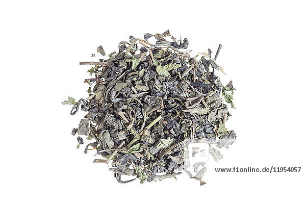 Detail von grünem Tee mit getrockneten Pfefferminzblättern (Mentha Piperita)