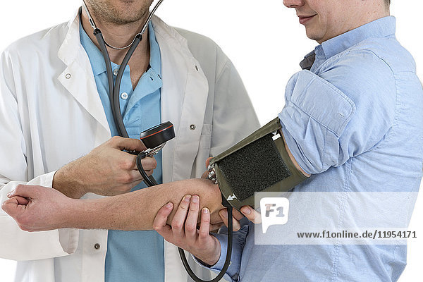 Close Up eines Arztes Überprüfung des Blutdrucks eines Patienten auf weißem Hintergrund