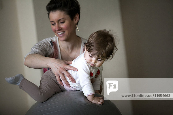 Reportage on a parent and baby yoga session. During the session  the teacher demonstrates various exercises that are easy to reproduce at home. These exercises enable the participants to stop and relax  sharing this moment with their baby.