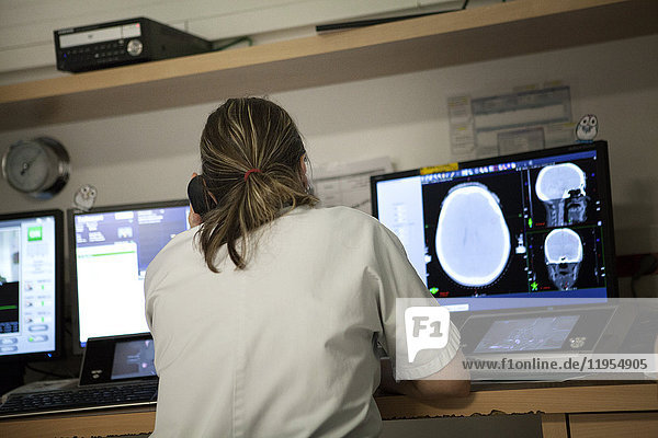 Reportage in der Strahlentherapieabteilung eines Krankenhauses in Savoyen  Frankreich. Ein Techniker überwacht die Bestrahlung eines Patienten  der an Metastasen im Gehirn leidet.