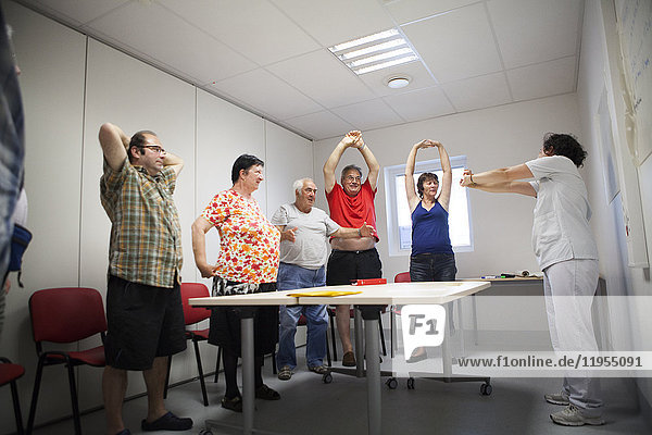 Reportage in a weekly hospitalization service in the endocrinology unit of a hospital in Savoie  France. Diabetic patients are hospitalized for a week to undergo an assessment on their diabetes: evolution of the diabetes  dietary habits and therapeutic education. An adapted physical activity session run by a specialized sports instructor.