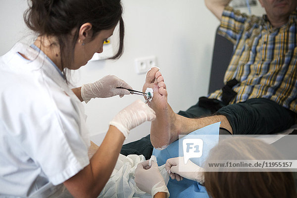 Reportage über die Fußsprechstunde für Diabetiker in einem Krankenhaus in Savoyen  Frankreich. Diese Sprechstunden werden von einem spezialisierten Team durchgeführt und sind der Behandlung und Nachsorge von Fußverletzungen bei Diabetikern gewidmet. Die Krankenschwester führt die Behandlung durch.
