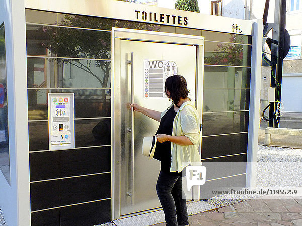 Automatische Toiletten in einem Stadtzentrum.