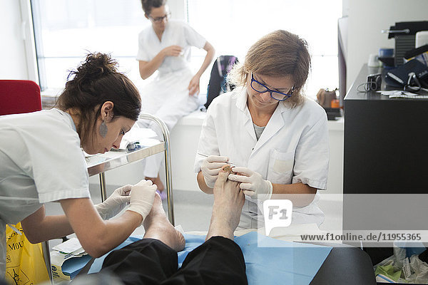 Reportage über die Fußsprechstunde für Diabetiker in einem Krankenhaus in Savoyen  Frankreich. Diese Beratungen werden von einem spezialisierten Team durchgeführt und sind der Behandlung und Nachsorge von Fußverletzungen bei Diabetikern gewidmet. Die Krankenschwester und der Fußpfleger führen die Behandlung durch.