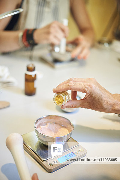 Reportage on a session producing natural cosmetics in the Lyon School of Medicinal Plants. The participants produce several care products using vegetable oils  macerated oils  plant infusions  floral water  essential oils etc. This procedure  that respects health and the environment  enables the composition of ingredients to be controlled and excludes the harmful character of some chemical ingredients. Loose powder.