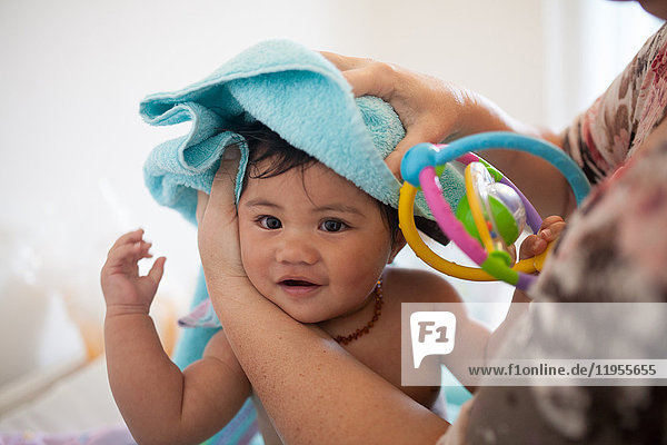 9 Monate altes Baby. Dieses kleine tahitianische Mädchen wurde von Menschen vom französischen Festland adoptiert.