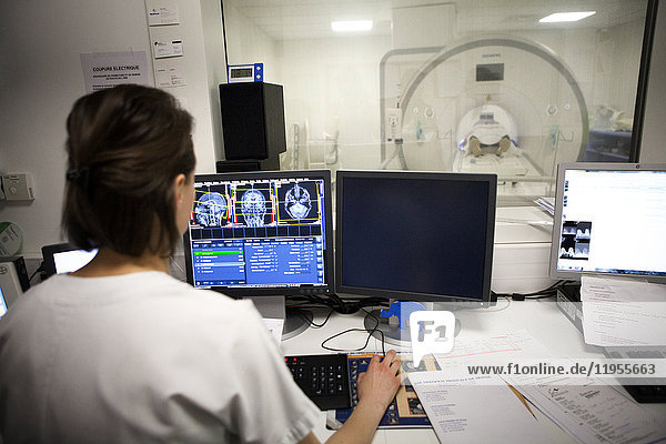 Reportage in einem medizinischen Bildgebungsdienst in einem Krankenhaus in Savoie  Frankreich. Ein Techniker überwacht eine MRT-Untersuchung des Gehirns.