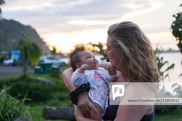 Reportage über ein französisches Ehepaar vom Festland  das auf Tahiti eine fa'a'amu-Adoption durchführt. Lea und ihre Adoptivmutter.