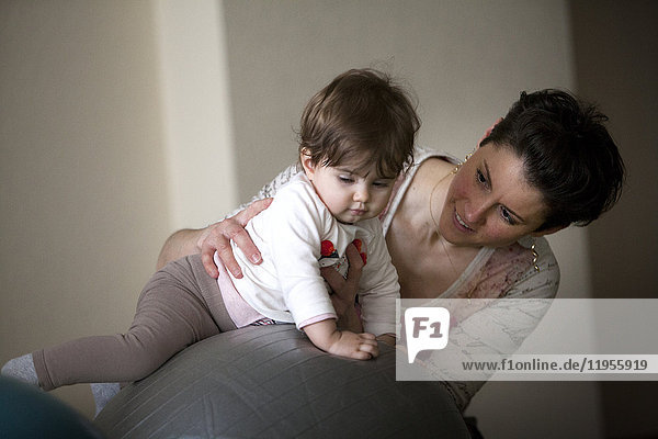 Reportage on a parent and baby yoga session. During the session  the teacher demonstrates various exercises that are easy to reproduce at home. These exercises enable the participants to stop and relax  sharing this moment with their baby.