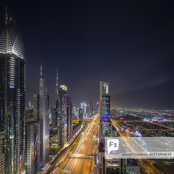 Vereinigte Arabische Emirate  Dubai  Luftbild der Sheikh Zayed Road mit Hochhäusern des Financial Centre District und Burj Khalifa im Hintergrund