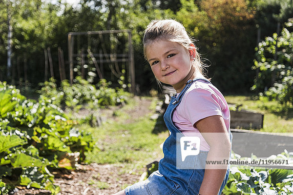Porträt eines selbstbewussten Mädchens im Garten